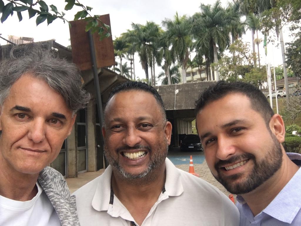 Na foto, o jornalista Gilson Eloi e os vereadores Pastor Lieberth e Marquinhos Dornelas. O jornalista encontrou os parlamentares na entrada da Prefeitura, momento em que foram questionados quanto ao reforço.