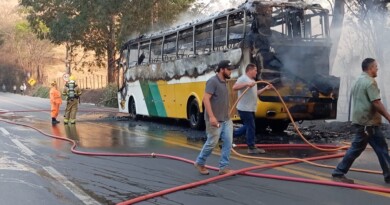 Tragédia na BR-381: Mulher morre após atear fogo em ônibus de viagem