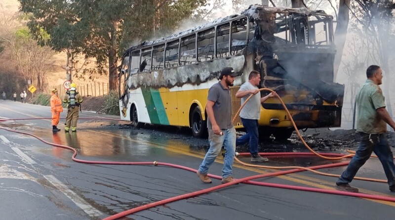 Tragédia na BR-381: Mulher morre após atear fogo em ônibus de viagem