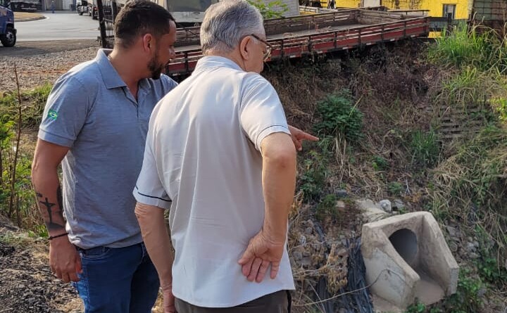 Dr. Laércio acompanha operações de desobstrução de córrego na Rua Bélgica