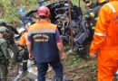 FOTOS: Bombeiros chegam ao local da queda de helicóptero em Caieiras, na Grande SP