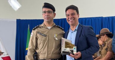 Presidente Fernando Linhares é homenageado pela Polícia Militar