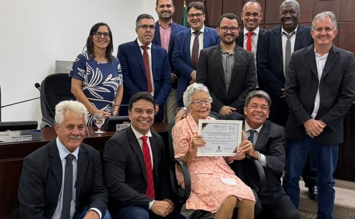 Dona Ana Liberata recebe Diploma Centenário na Câmara de João Monlevade