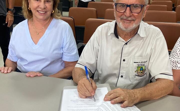 Prefeito Dr. Laércio assina contrato para construção de novo Cemei no bairro Planalto
