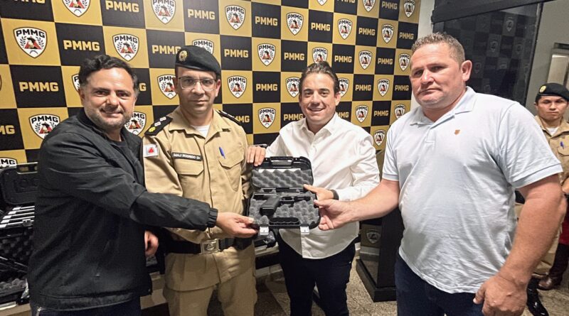 Articulação de Zuza do Socorro e Carlinhos Bicalho garante entrega de 73 pistolas Glock para a Polícia Militar em João Monlevade Articulação de Zuza do Socorro e Carlinhos Bicalho garante entrega de 73 pistolas Glock para a Polícia Militar em João Monlevade