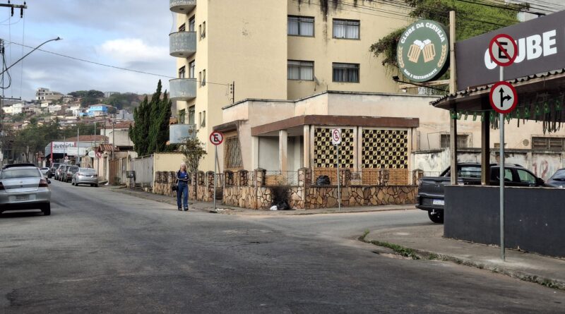 Estacionamento está proibido no lado direito da rua Pedro Bicalho