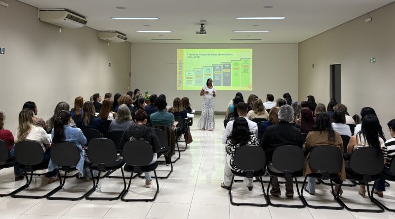 Secretaria de Educação apresenta novo Regimento Interno às monitoras do Transporte Escolar Secretaria de Educação apresenta novo Regimento Interno às monitoras do Transporte Escolar