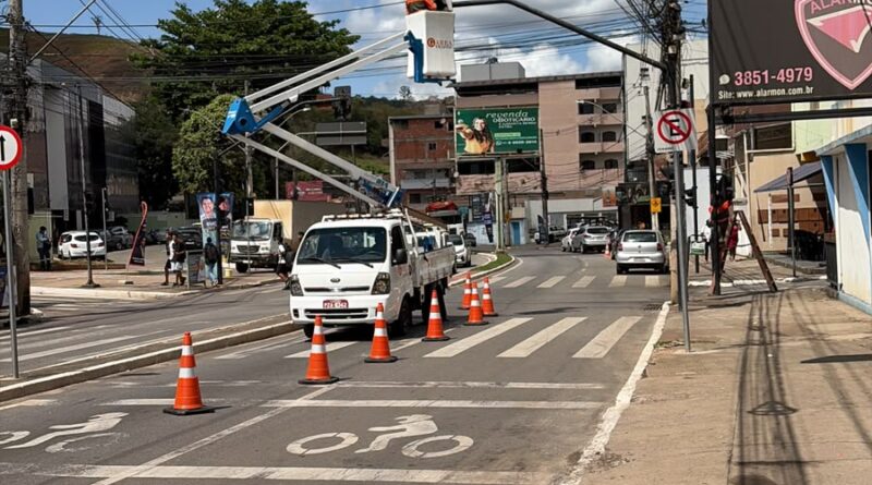 Semáforo do cruzamento da Wilson Alvarenga com Duque de Caxias volta a funcionar após manutenção técnica