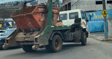 Caminhão transporta terra sem lona pelas ruas de João Monlevade