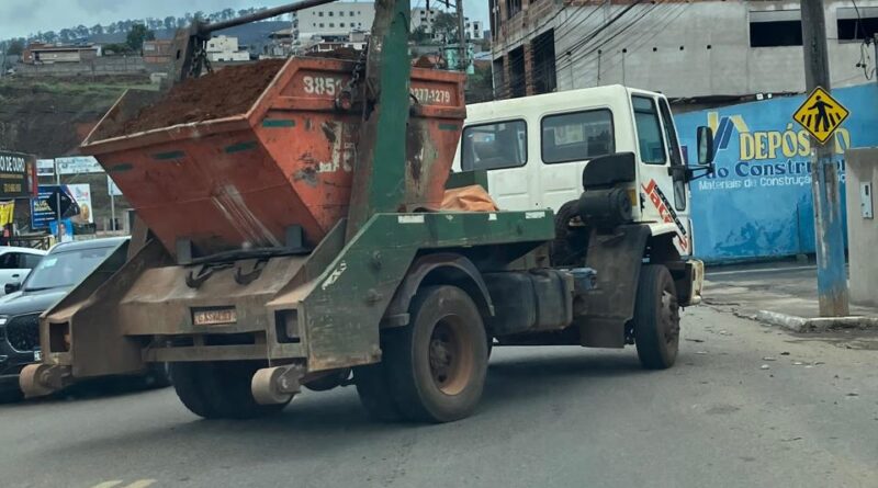 Caminhão transporta terra sem lona pelas ruas de João Monlevade