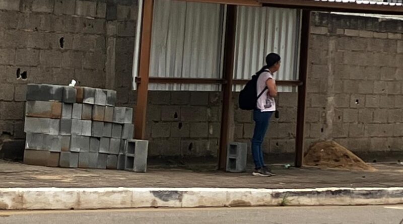 Usuários cobram instalação de assentos em pontos de ônibus da Avenida Alberto Lima