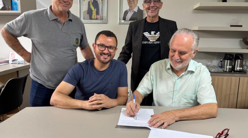 Dr. Laércio sanciona lei de autoria do vereador Alysson Enfermeiro que amplia acesso a medicamentos na rede municipal de saúde