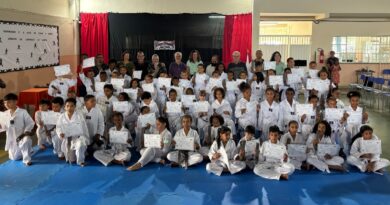 Alunos da Escola Cicinha Moura celebram evolução no Taekwondo com troca de faixa