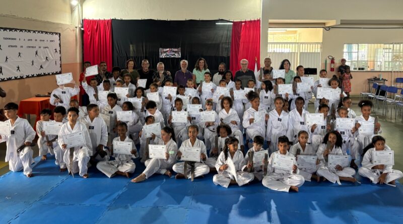 Alunos da Escola Cicinha Moura celebram evolução no Taekwondo com troca de faixa