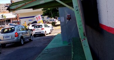 Moradores pedem reforma de abrigo de ônibus danificado por vandalismo no bairro República