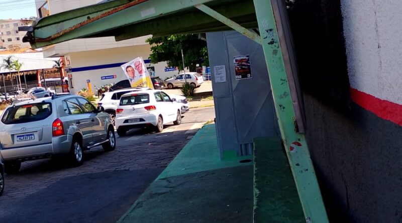Moradores pedem reforma de abrigo de ônibus danificado por vandalismo no bairro República